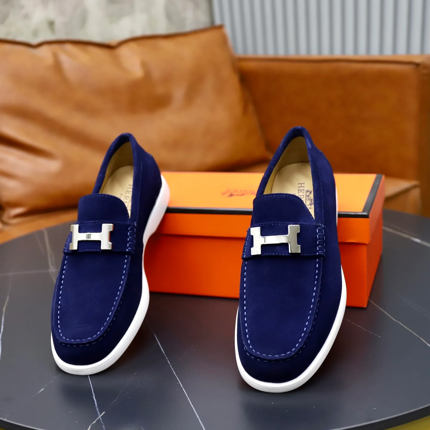 Ex-factory price: 540💰Hermès/Hermès slip-on men's shoes. This shoe is made of imported cow suede leather, with simple and smooth lines, and a 3CM rubber foam ultra-light sole combined with aerodynamic design! Youthful and fashionable, H button decoration, contrasting leather embellishment on the heel, calf lining to gently wrap your feet, with embossed logo cowhide feet, leather rock strips, casual and urban style, highlighting youthful vitality, sports and leisure version, super versatile Size number: 38-39-40-41-42-43-44 Standard leather shoe size (45 can be customized but does not support returns)